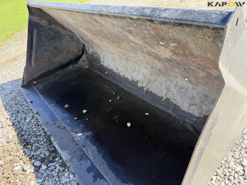 Bucket with Euro hitch 9