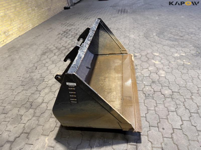 Bucket with Giant hitch 4