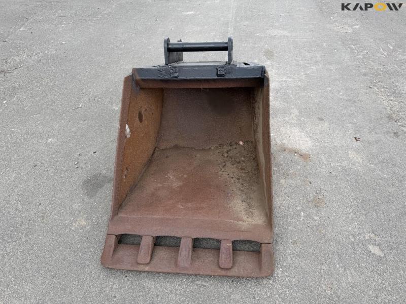 Bucket with Hydrema hitch 2