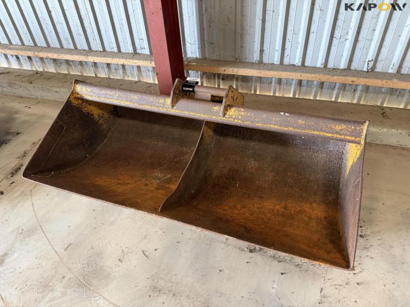 Bucket with Hydrema hitch 1