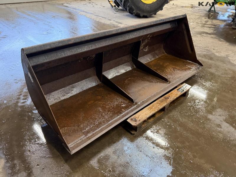 Bucket with John Deere hitch 3