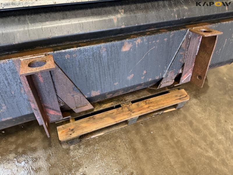 Bucket with John Deere hitch 8