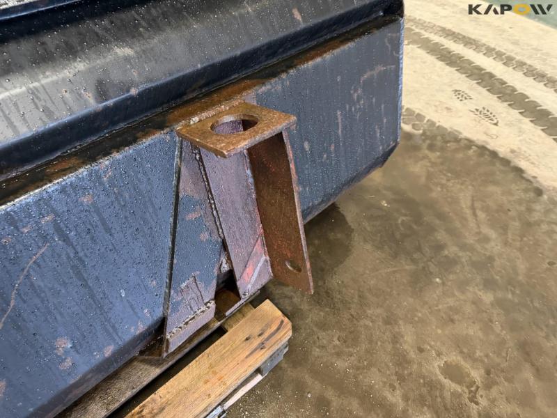 Bucket with John Deere hitch 9