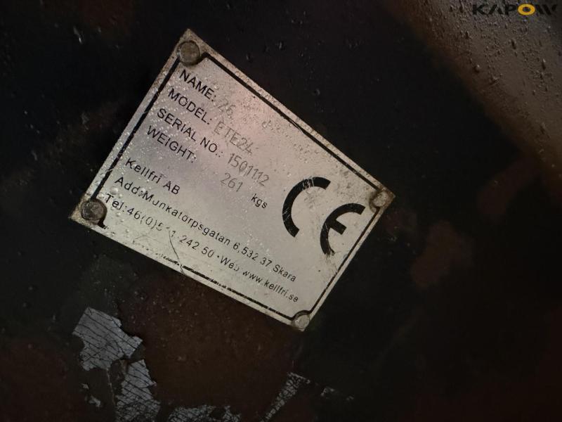 Bucket with John Deere hitch 10