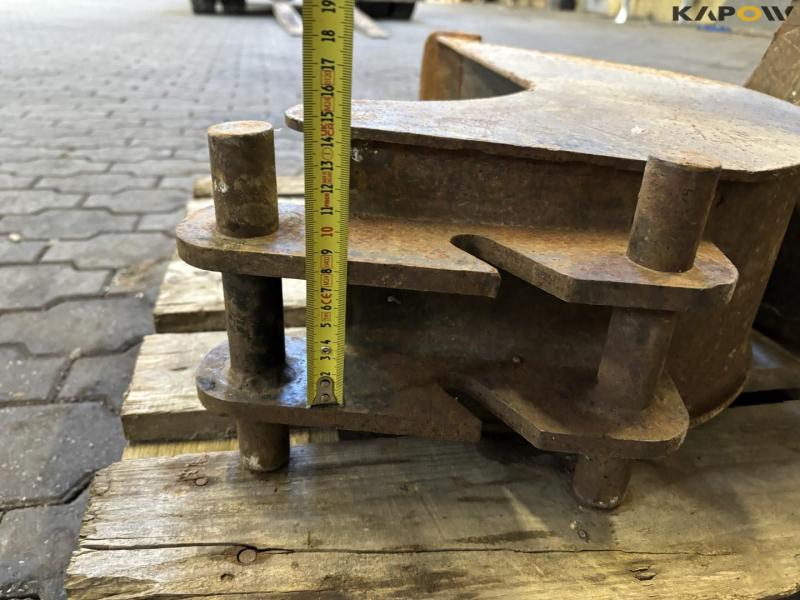 Buckets with MH hitch 16