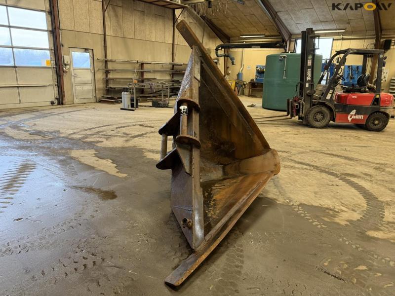 Bucket with S70 hitch 3