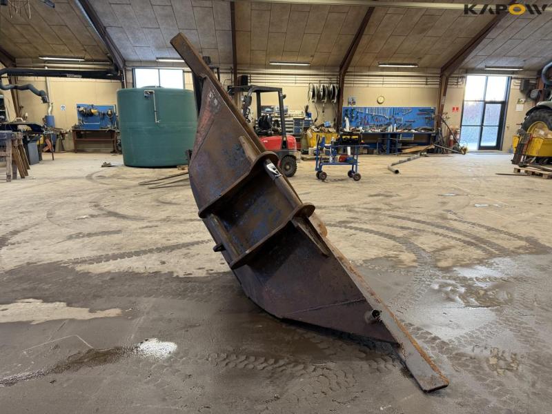 Bucket with S70 hitch 4