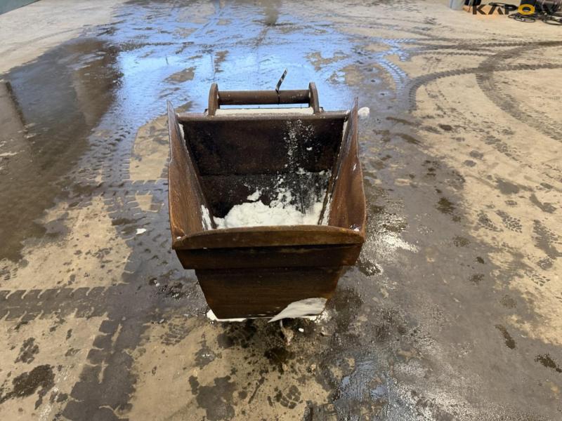 Bucket with S70 hitch 2