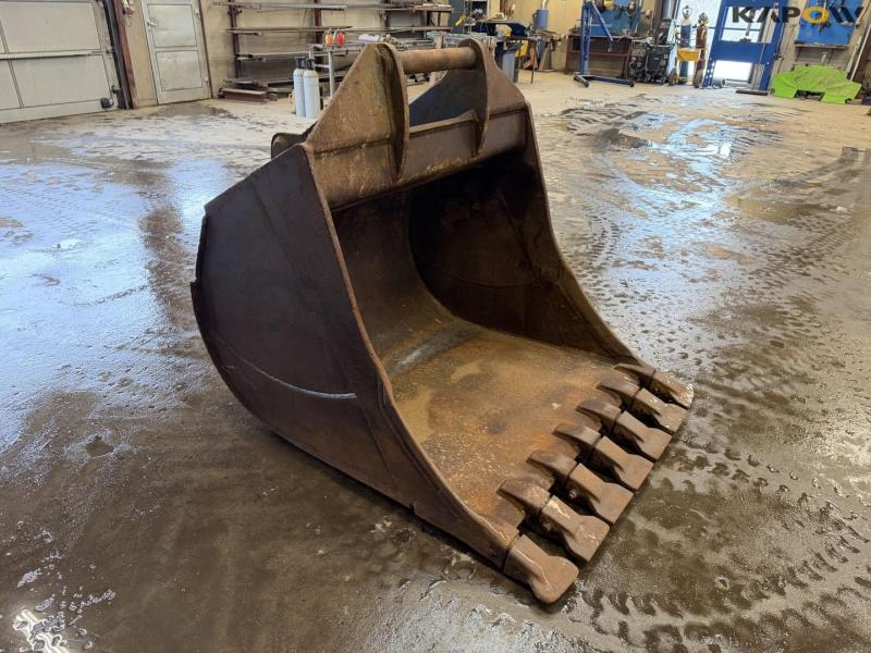 Bucket with S70 hitch 3