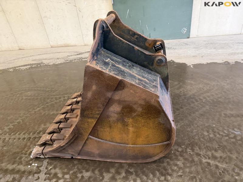 Bucket with S70 hitch 8