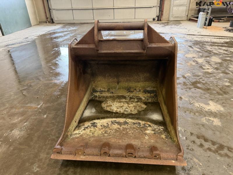 Bucket with S70 hitch 2