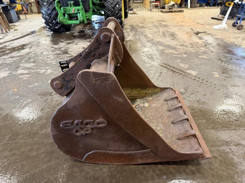 Bucket with S70 hitch 4