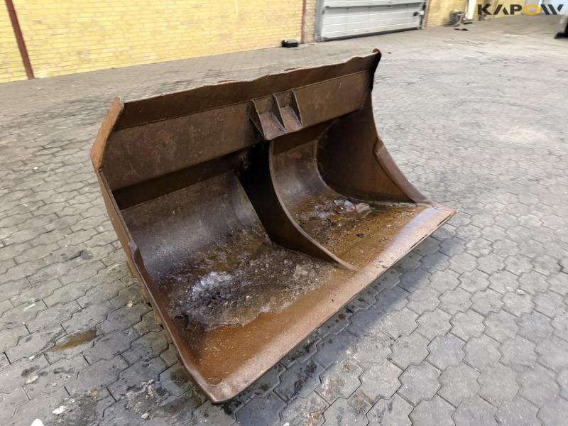 Bucket with S70 hitch 3