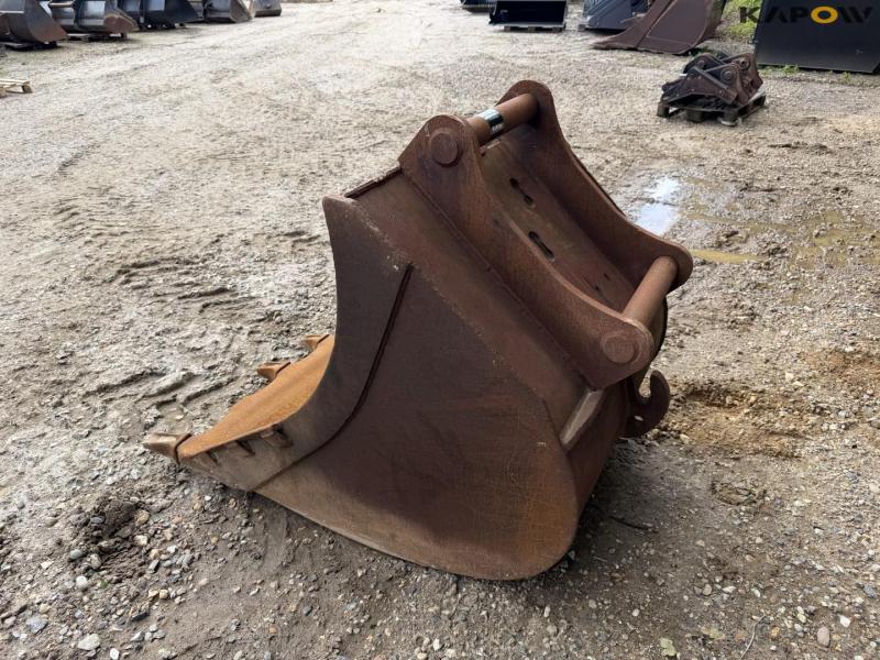 Bucket with S70 hitch 7