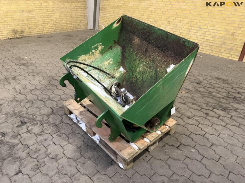 Bucket with auger