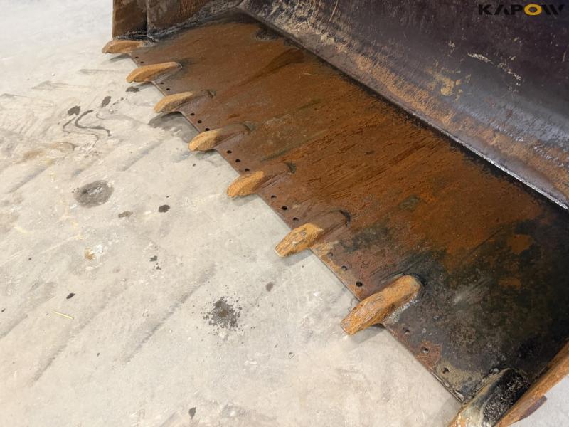 Bucket with Volvo hitch 14