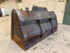 Bucket with Volvo hitch 7