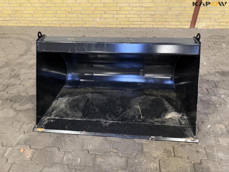 Bucket with Weidemann hitch 2