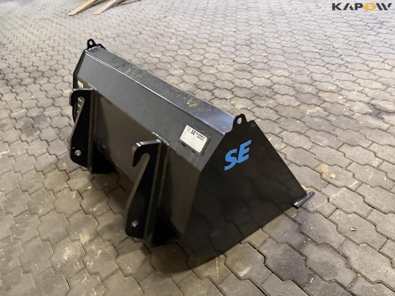 Bucket with Weidemann hitch 5