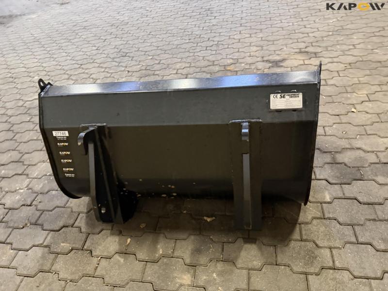 Bucket with Weidemann hitch 6