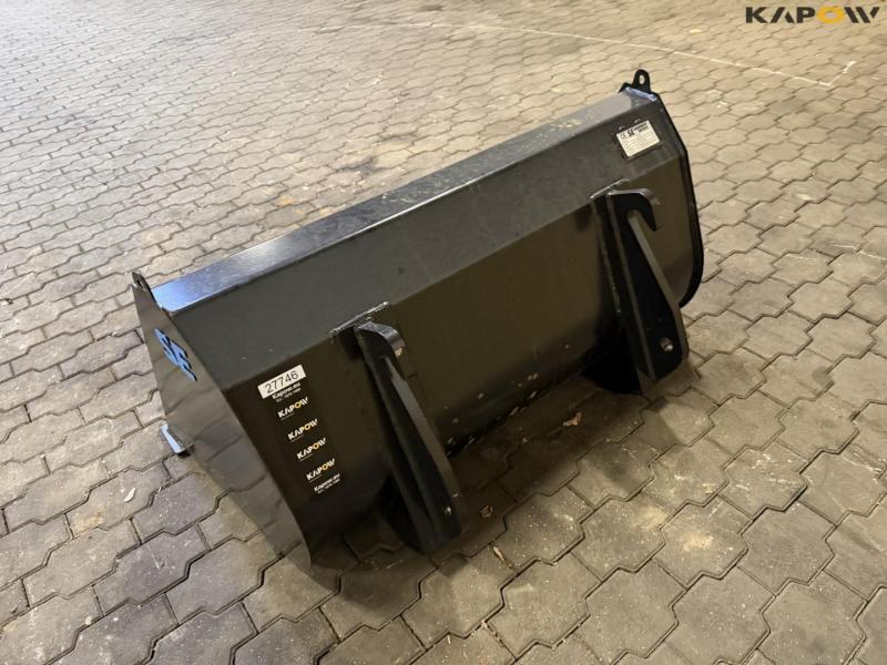 Bucket with Weidemann hitch 7