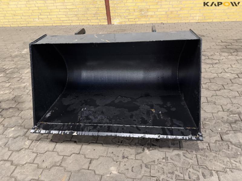 Bucket with Weidemann hitch 2