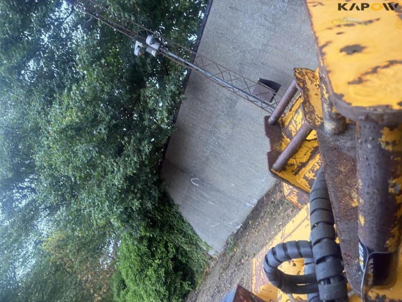 Bucket set in holder with Hydrema hitch 10