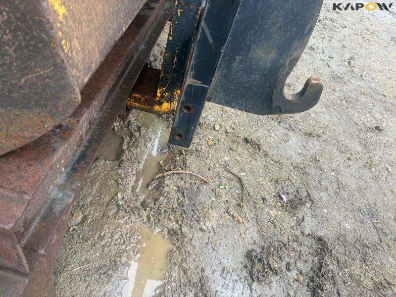 Bucket set in holder with Hydrema hitch 13