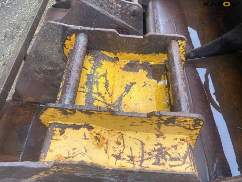 Bucket set in holder with Hydrema hitch 25