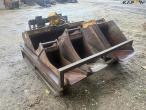 Bucket set in holder with Hydrema hitch 7