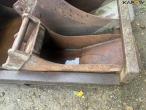 Bucket set in holder with Hydrema hitch 39