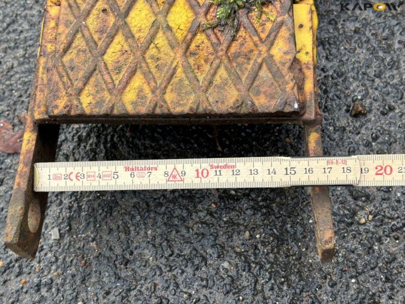 Bucket for pallet forks 16