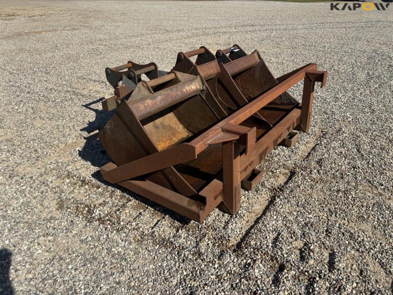 Bucket holder, bucket and pallet forks with Hydrema hitch 3