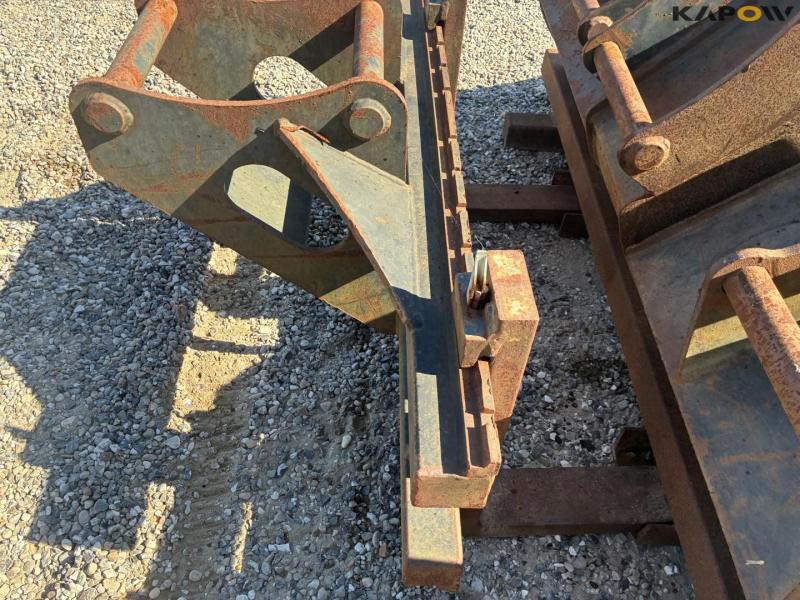 Bucket holder, bucket and pallet forks with Hydrema hitch 21