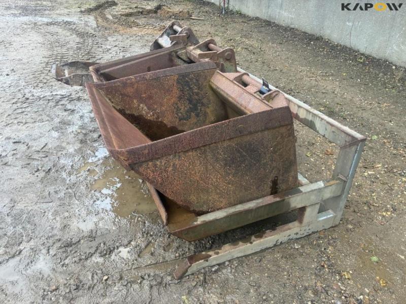 Bucket holder with bucket 8