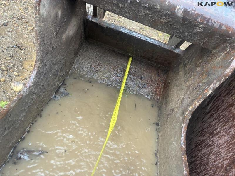 Bucket holder with bucket 32
