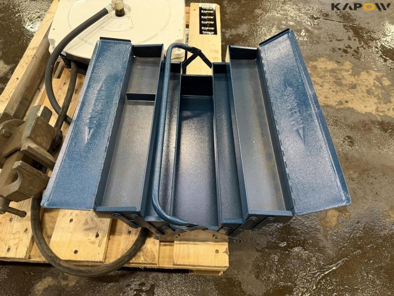 Bench vise, toolbox and compressed air roller 14