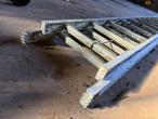 Extending ladder/roof ladder 9