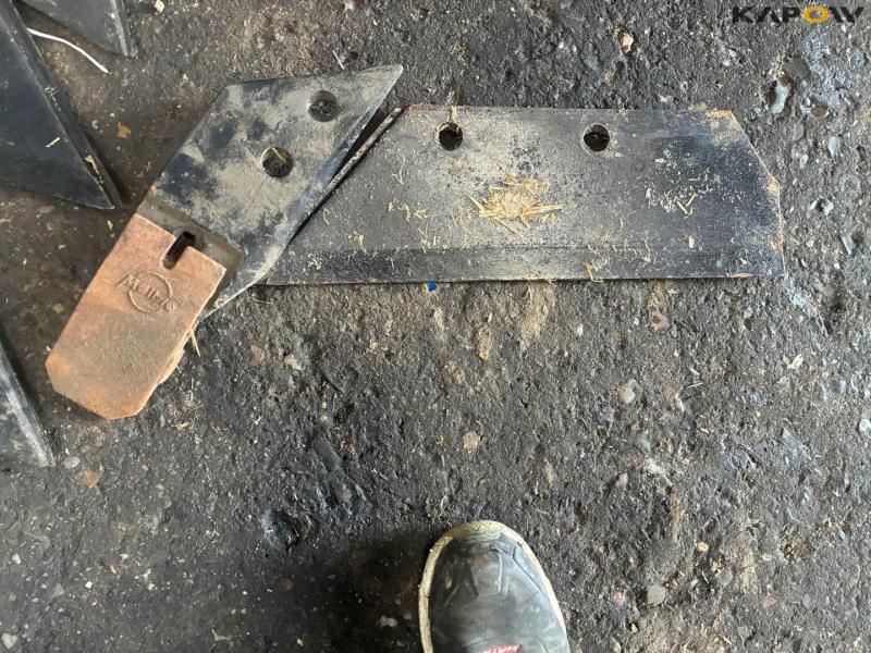 Wear parts for Kuhn plow 7