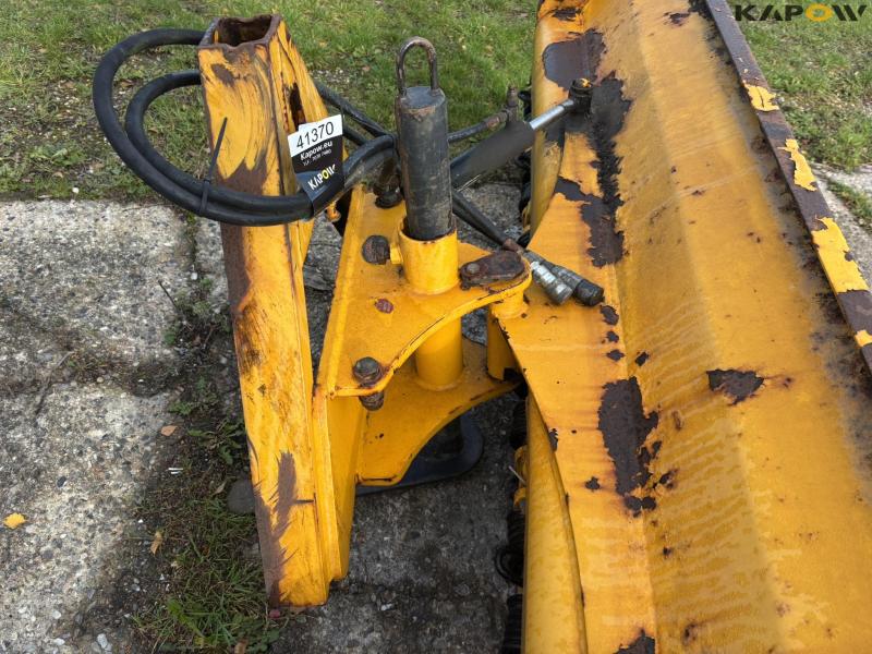 Snowplow hydraulically swiveling 18