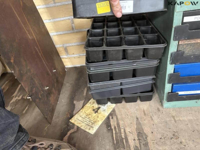 Assortment boxes with contents 6