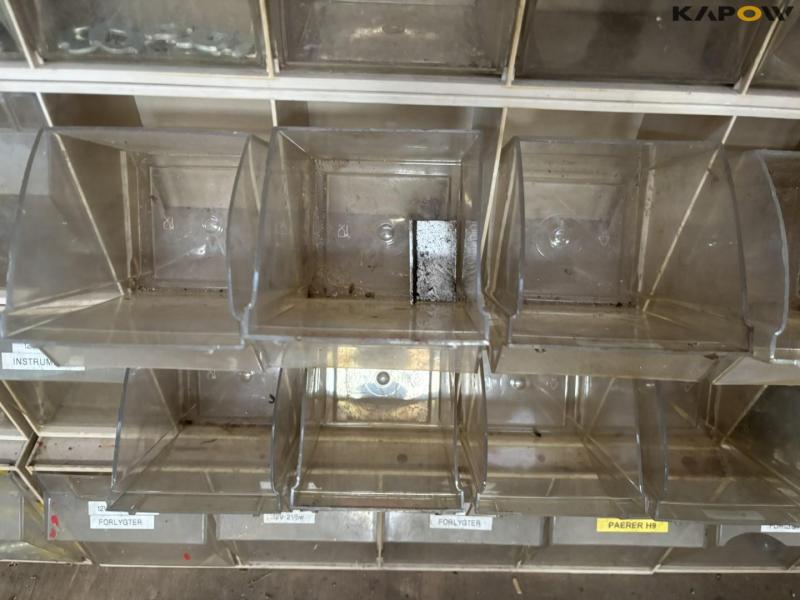 Assortment shelf with contents 28