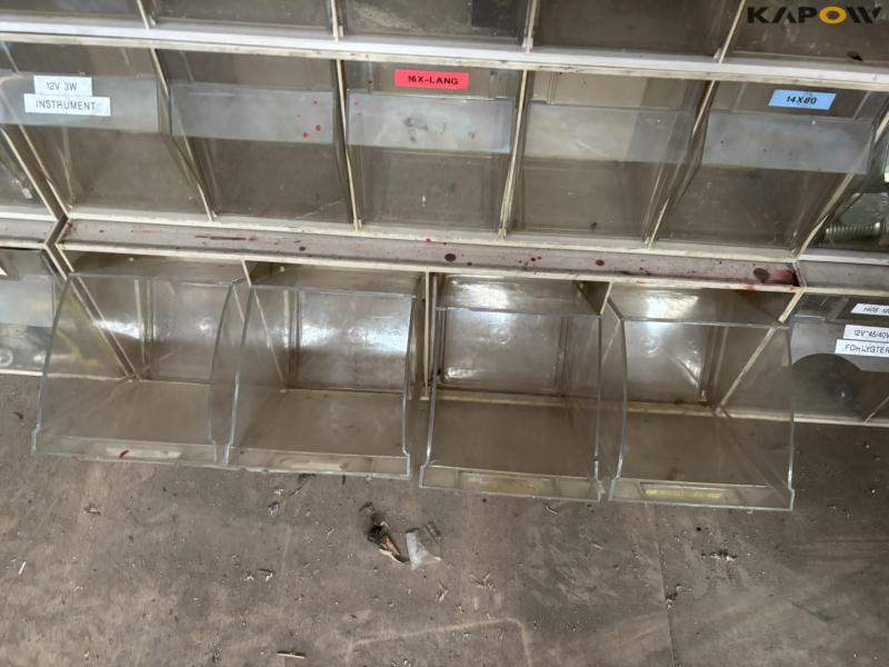 Assortment shelf with contents 30