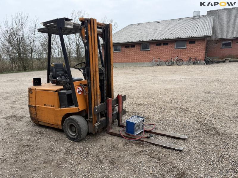 Still electric forklift 3