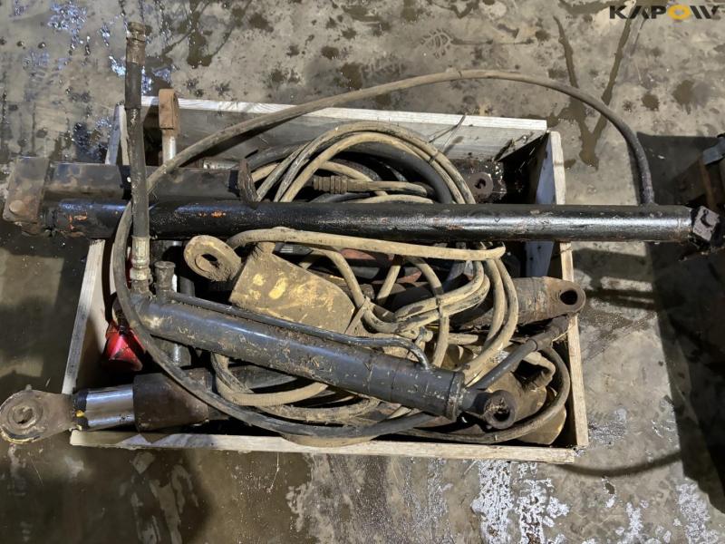 Support legs and pistons 16