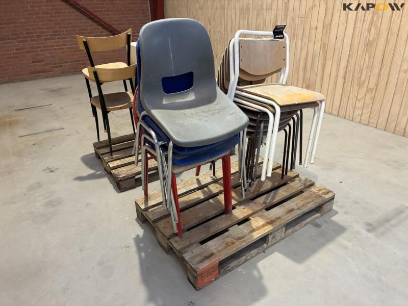 Chairs and a folding table 3