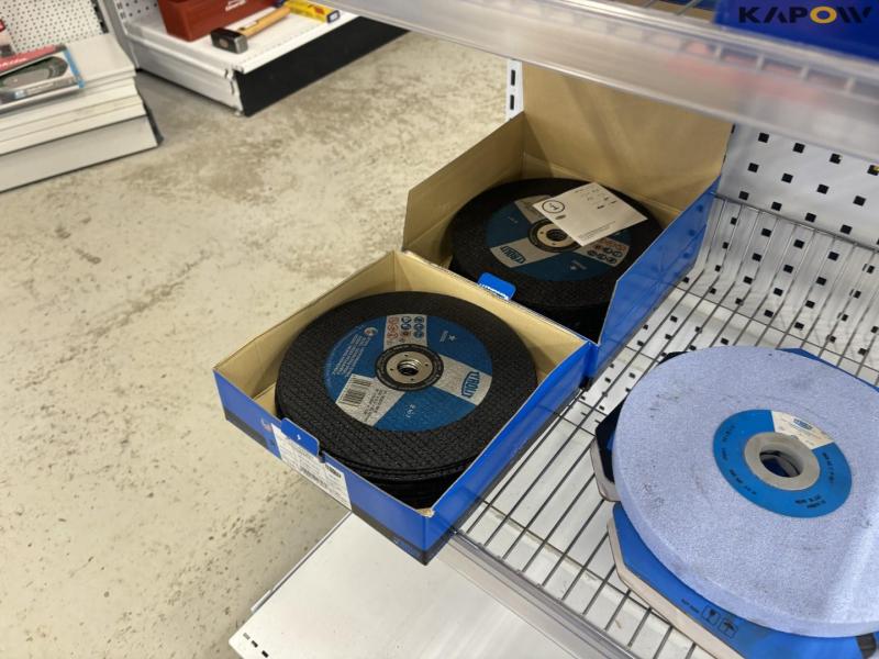 Large batch of drills, cutting discs and miscellaneous 28