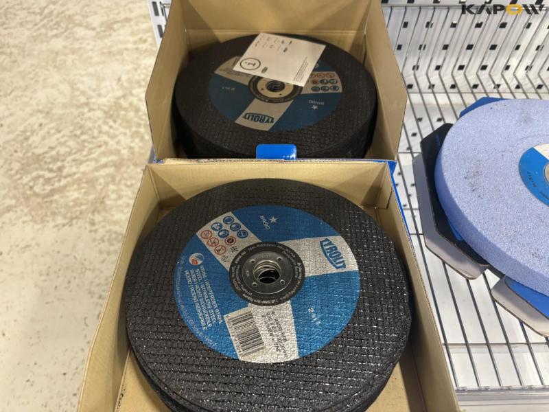 Large batch of drills, cutting discs and miscellaneous 29