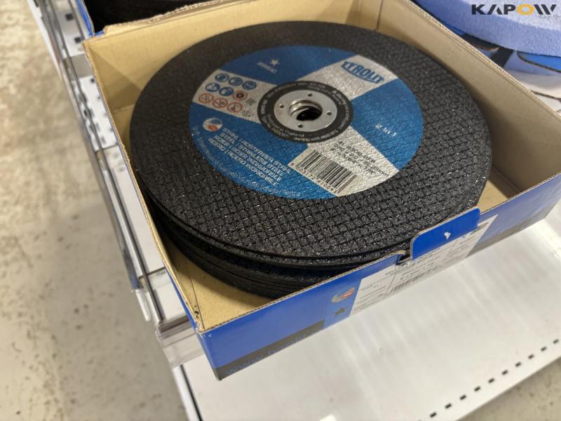 Large batch of drills, cutting discs and miscellaneous 31