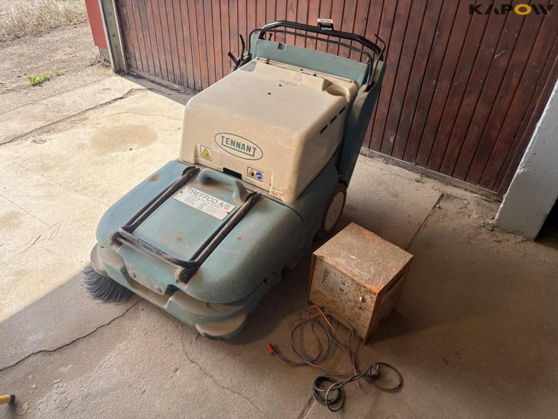 Tennant 6080 sweeper with collector 1